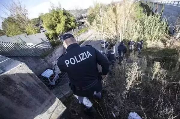 意警察通报已抓获抢劫张瑶的劫匪两名,还有一名在逃