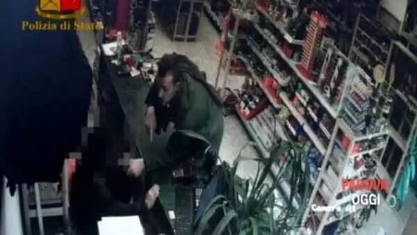 华人怀孕女店员被用注射器威胁抢劫-怀孕期