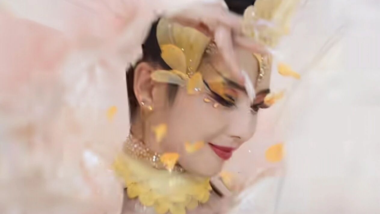 佟丽娅表演的《花开富贵》,真是将人间富贵花具象化了!