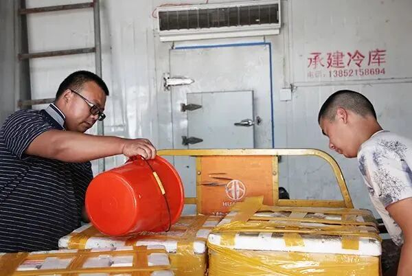 三年跑了四十万公里，他说“数钱的时候是最开心的时候！”