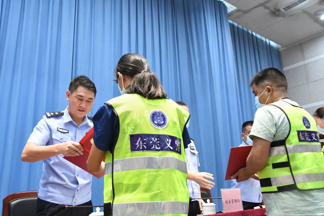 义警队员做好群防群治工作;二是各派出所要积极为"东莞义警"落实保障