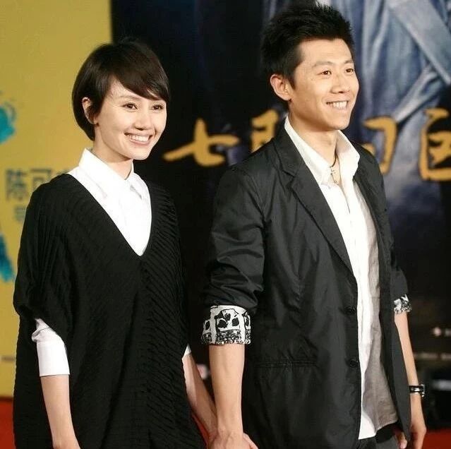 袁泉牵手老公真恩爱,穿衣钟爱冷淡风,深V裙配白衬衣文艺气质足