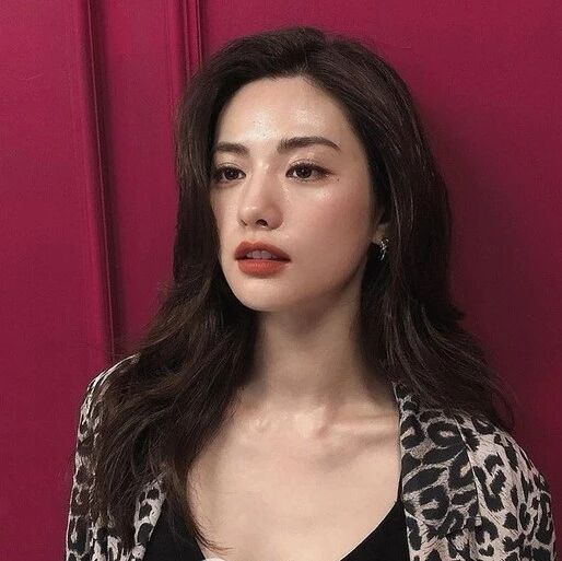 时髦办 | 林珍娜穿的白衬衫真不好看,只是她好看