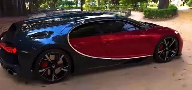 从图片中可以看到,这是一台挂着奥迪车标的布加迪chiron,外形非常的