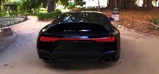 从图片中可以看到,这是一台挂着奥迪车标的布加迪chiron,外形非常的