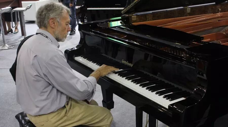 阿斯特三角钢琴