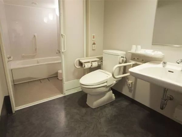 日本分离式卫生间,带有单独浴缸