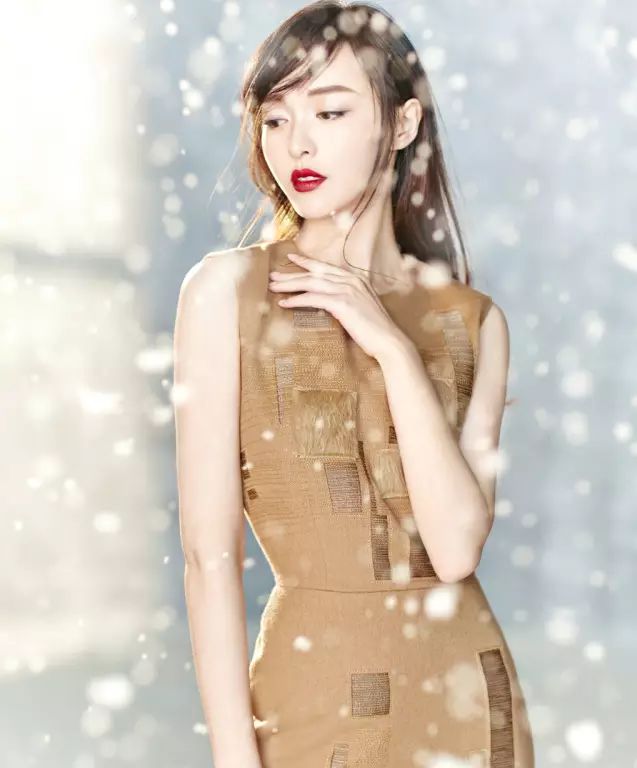 im soooooooo sexy! 昨日网友曝光了一组唐嫣 在大学时期的青涩照 照片中的她长发披肩,笑容甜美 面部轮廓与现在并无二别 反而是全素颜更突显清纯气质 唐嫣这几年真的变漂亮了很多 已经34的她看起来像20出头的女生 尤其是在公布恋情之后 美丽的容颜看起来更加精致了 脸上的笑容也让她更加甜美了 穿衣服的品味也是不断提升 成为了名副其实的带货女王 获得了越来越多国际大牌的喜爱 与Coach执行创意总监StuartVevers合影 现身巴黎时装周2017秋冬秀场 现身Coach20