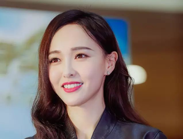 im soooooooo sexy! 昨日网友曝光了一组唐嫣 在大学时期的青涩照 照片中的她长发披肩,笑容甜美 面部轮廓与现在并无二别 反而是全素颜更突显清纯气质 唐嫣这几年真的变漂亮了很多 已经34的她看起来像20出头的女生 尤其是在公布恋情之后 美丽的容颜看起来更加精致了 脸上的笑容也让她更加甜美了 穿衣服的品味也是不断提升 成为了名副其实的带货女王 获得了越来越多国际大牌的喜爱 与Coach执行创意总监StuartVevers合影 现身巴黎时装周2017秋冬秀场 现身Coach20
