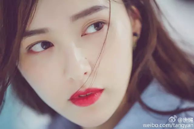 im soooooooo sexy! 昨日网友曝光了一组唐嫣 在大学时期的青涩照 照片中的她长发披肩,笑容甜美 面部轮廓与现在并无二别 反而是全素颜更突显清纯气质 唐嫣这几年真的变漂亮了很多 已经34的她看起来像20出头的女生 尤其是在公布恋情之后 美丽的容颜看起来更加精致了 脸上的笑容也让她更加甜美了 穿衣服的品味也是不断提升 成为了名副其实的带货女王 获得了越来越多国际大牌的喜爱 与Coach执行创意总监StuartVevers合影 现身巴黎时装周2017秋冬秀场 现身Coach20