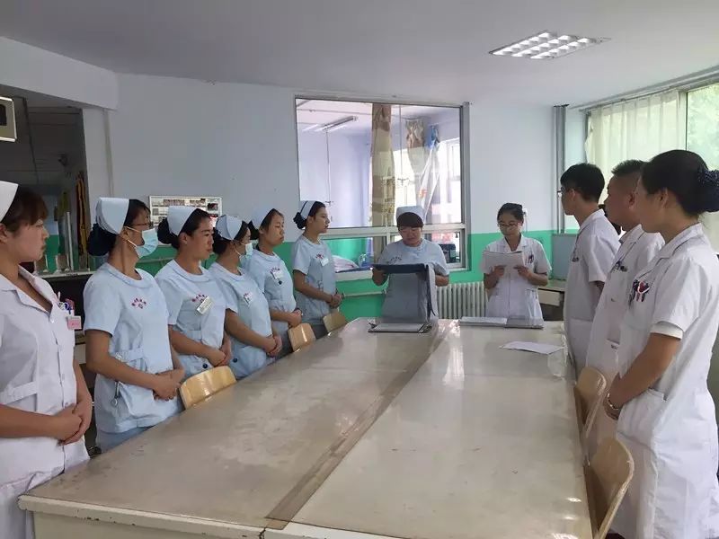 内一科医生,护士早交班