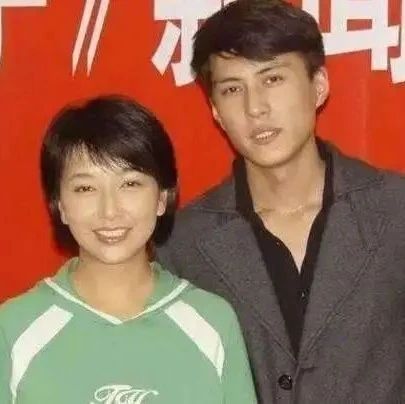 她是靳东前女友,高曙光前妻,如今53岁交小15岁男友,魅力依旧