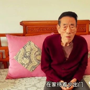 90岁杨少华近况曝光,嘴馋想吃肉,身形佝偻与儿子互动