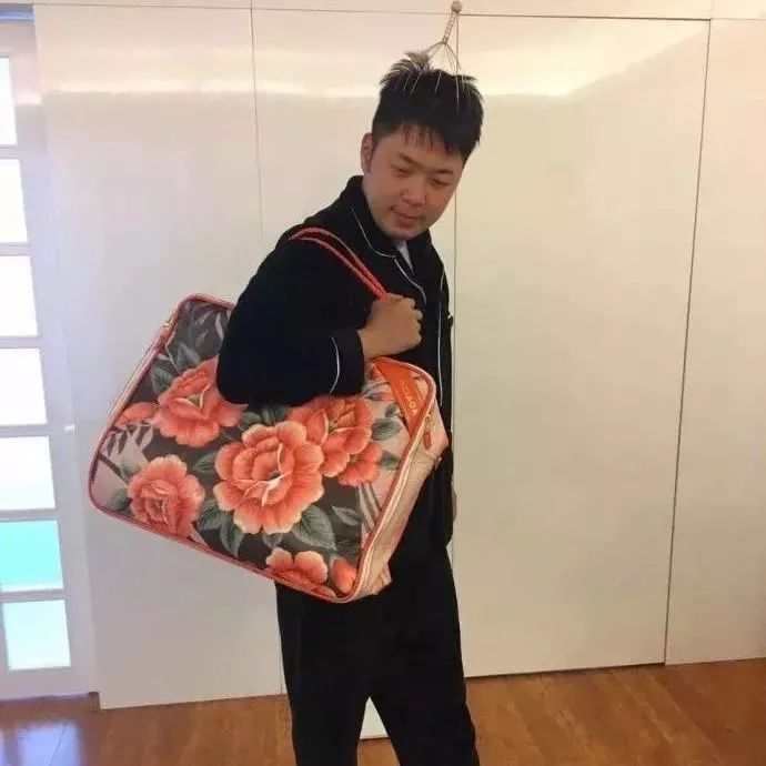 杜海涛的这个棉被袋,要卖26000!网友笑喷:我家老妈时尚时尚最时尚