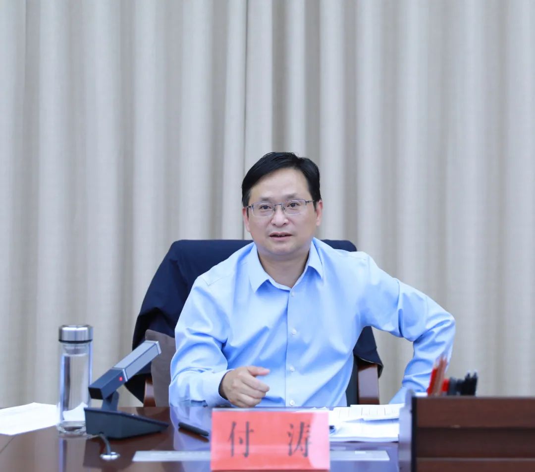 清镇市委书记付涛主持并讲话.