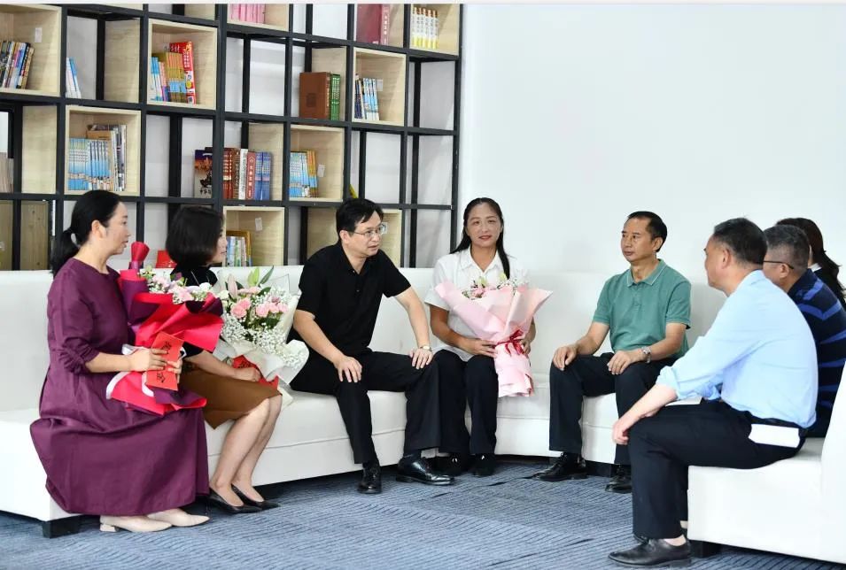 清镇市委书记付涛开展教师节慰问活动