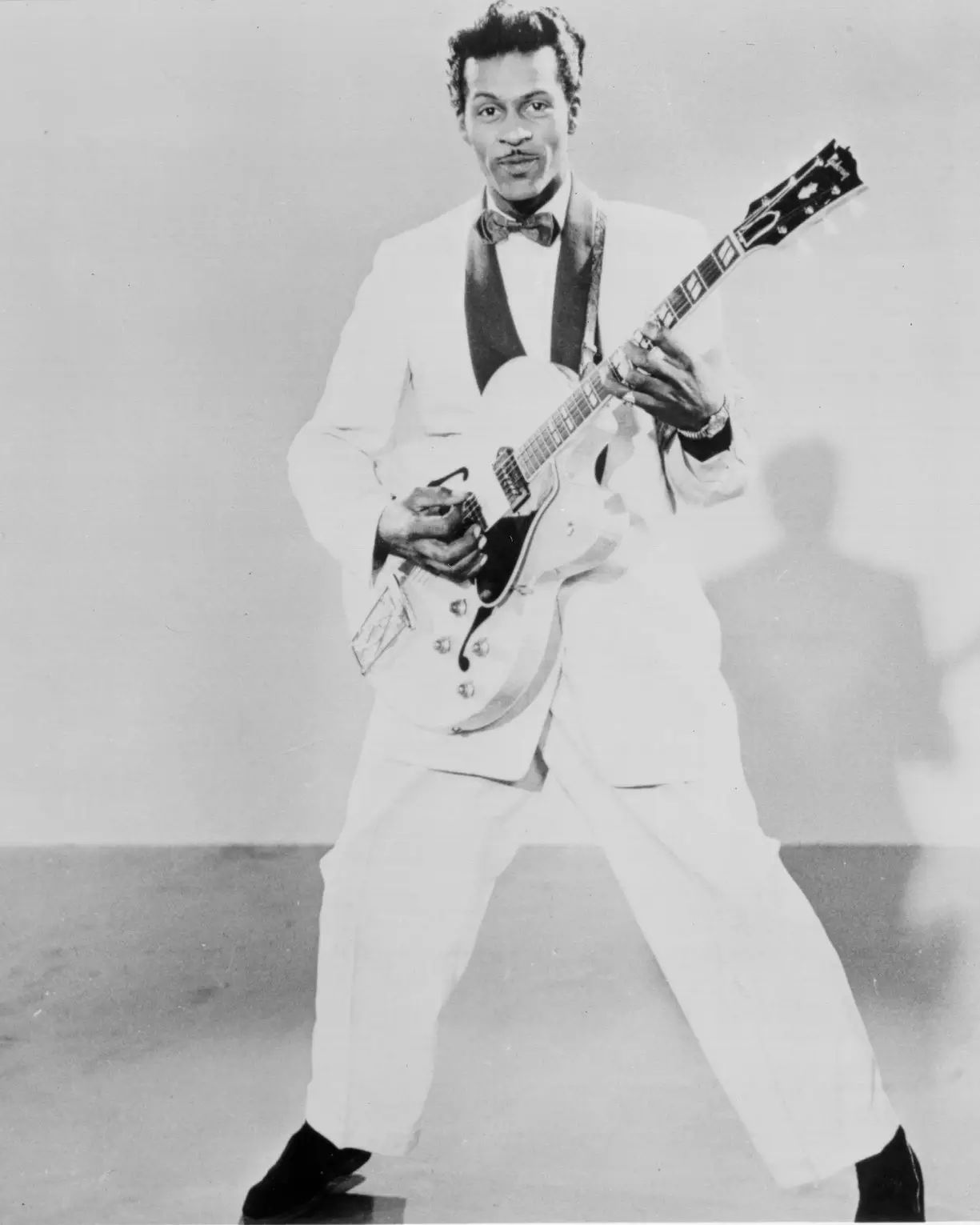 1958 年,chuck berry 正在用他的 gibson 演奏《 sweet little