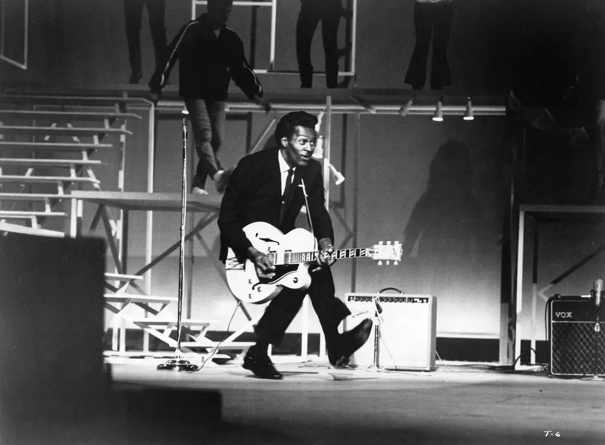 1964 年   月,chuck berry 在展示自己标志性的"鸭子步"