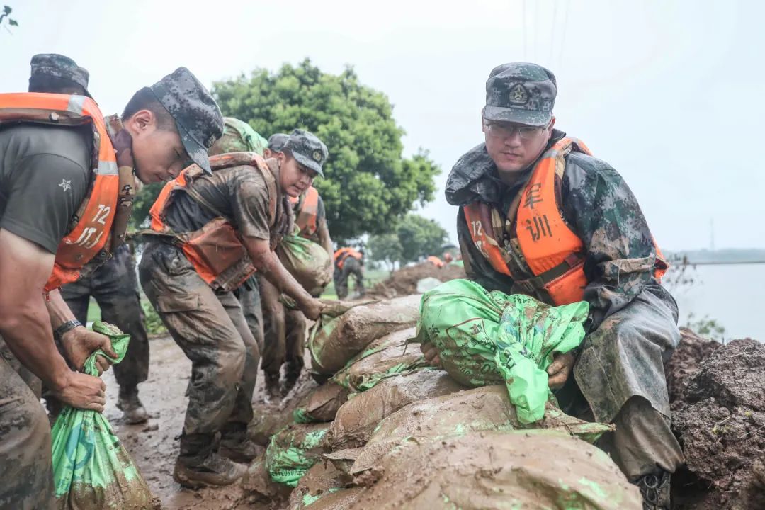 一直奋战在抗洪一线指挥全班团结协作,勇猛拼搏在救灾现场,他模范带头