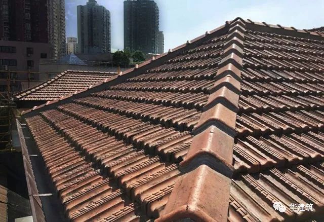 行政楼砖红色机平瓦坡屋面(图片来源:施工方提供) 3-实木制品与