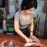 美女卖肉,看傻了