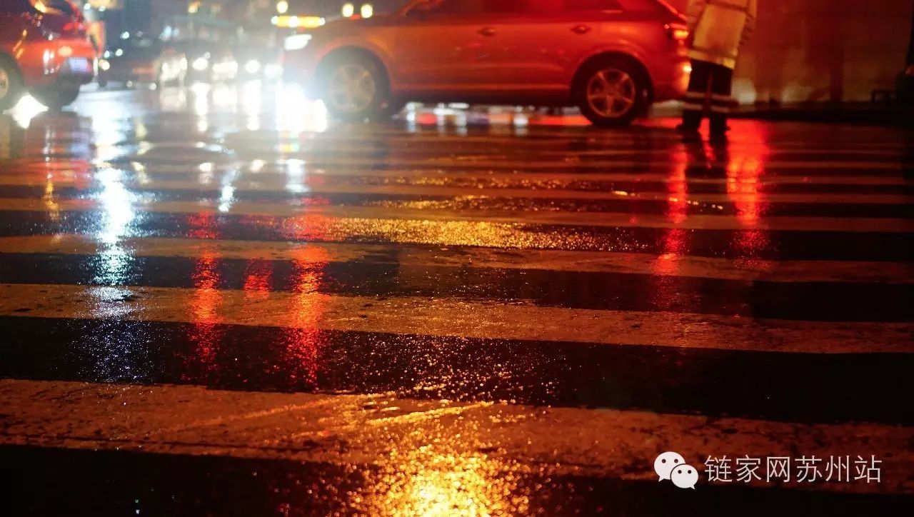 是雨夜 夜晚的雨 自带特效 光影迷人   尽管再累 都没了淋雨的哀伤