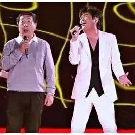 孙楠和父亲、姐姐同唱一首歌,全家都是歌唱家啊~