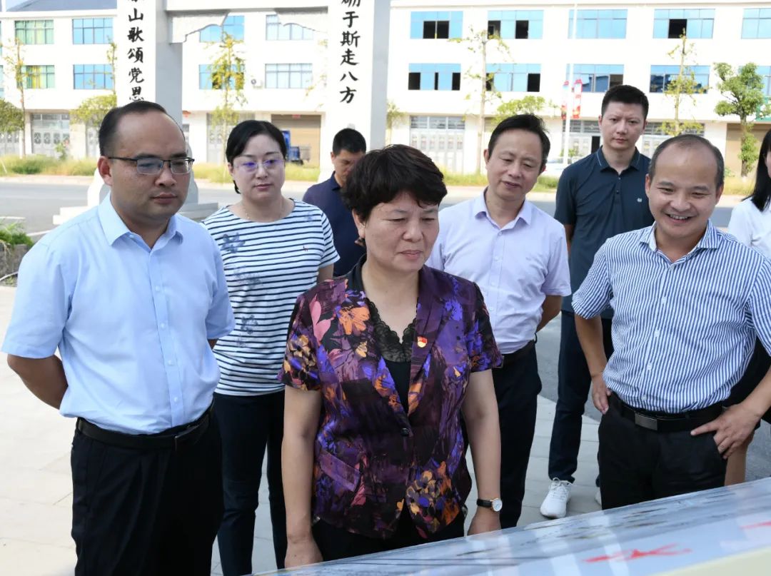 在石塘镇,蒋丽华先后走进新四军整编纪念馆,纸业同心馆,上饶集中营