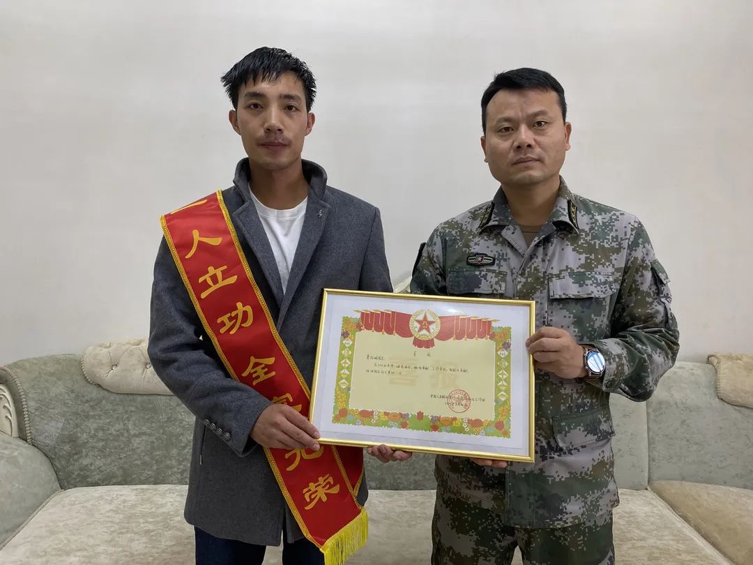 为军人及其家属佩戴了"一人立功,全家光荣"绶带,并将"三等功"喜报