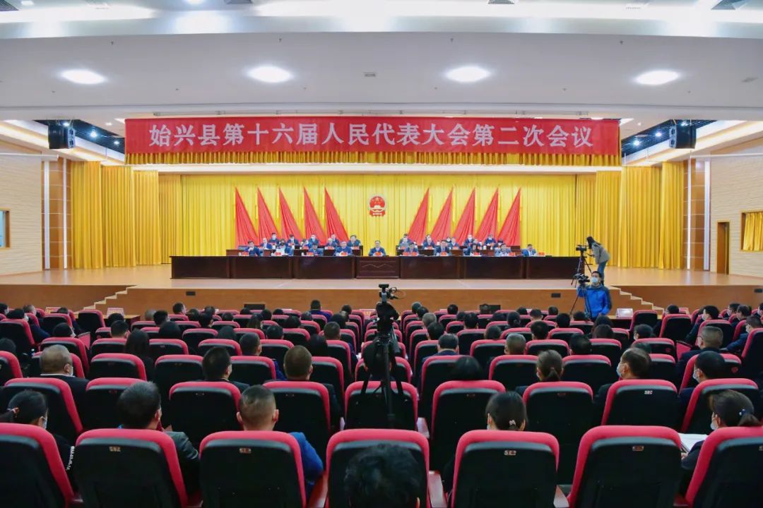 度测评结果;表决通过了关于《始兴县人民政府工作报告的决议》(草案)