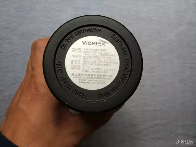 保温杯的底部也有一份产品特性的标签,即能让用户了解产品,记住品牌