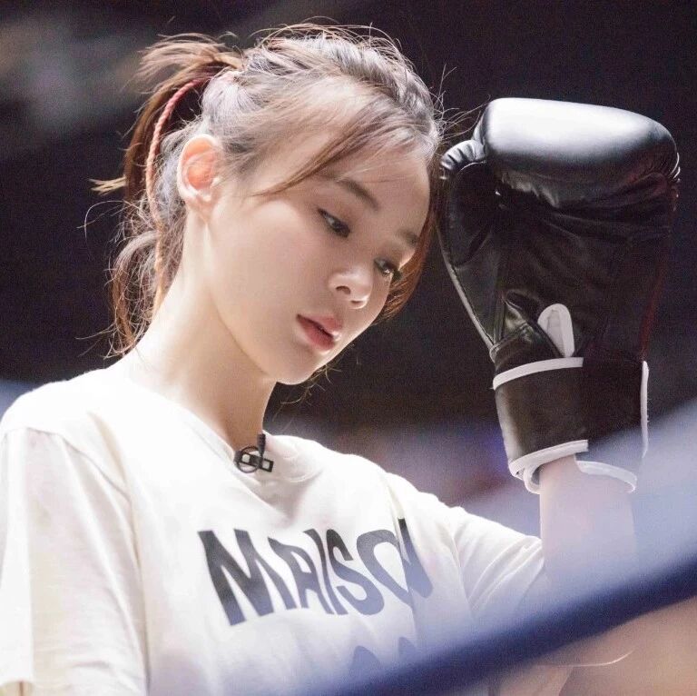 袁姗姗的马甲线,终于在《幻乐之城》里派上了用场