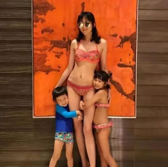陈浩民老婆剖腹产4次腹部无疤无妊娠纹,穿起比基尼美到逆天