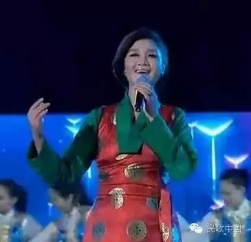 降央卓玛演唱《草原夜色美》,心仿佛飞到了草原上!