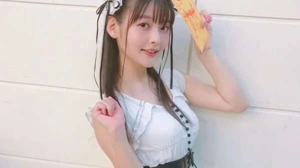 上坂堇白色连衣裙超可爱,政委为新专辑举行线下活动中