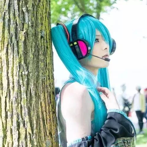 炫酷的晒痕-初音未来COSER展示艳阳天没有防晒的下场