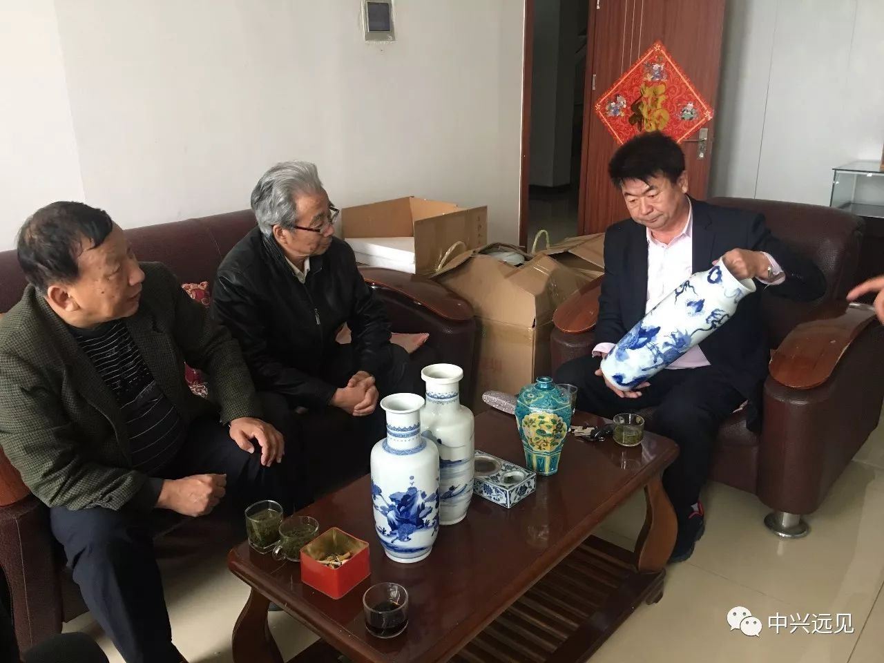 金远见艺术品鉴定评估中心三名专家应邀到天津天明陶瓷制品鉴定服务