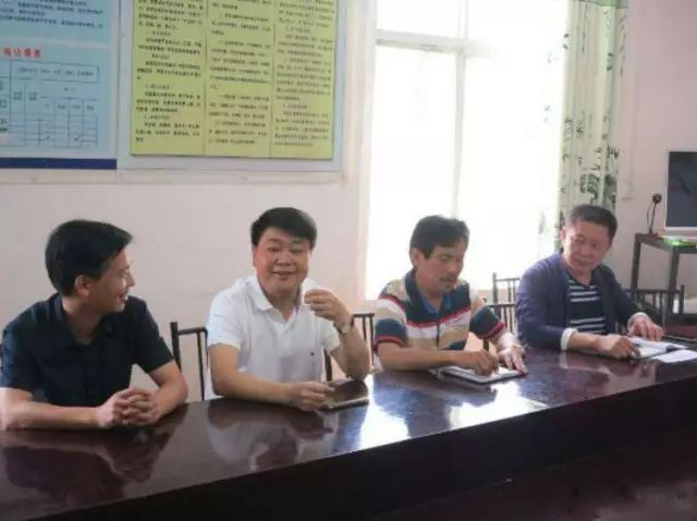 石门县商务粮食局组织企业老板为扶贫点村捐款纪实