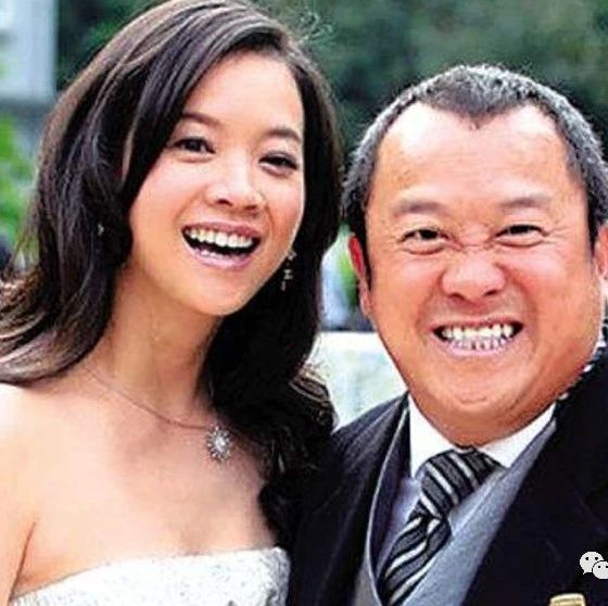 曾志伟大女儿都47岁了,不结婚也没孩子,皱纹疯长越来越像老爸