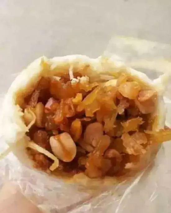 糖心糍的做法简单.把糯米粉搓成粉坯,然后将馅料填进去,封口就成了.