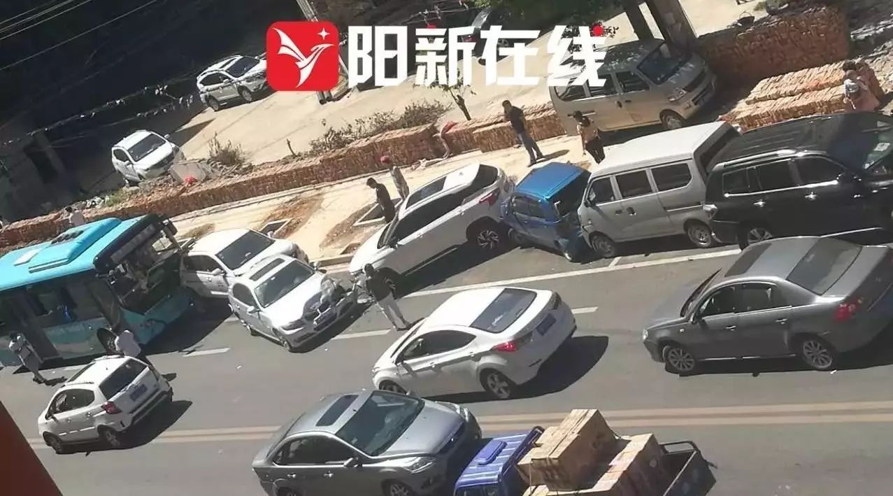 刚刚,林峰街发生一起交通事故,九辆车受损