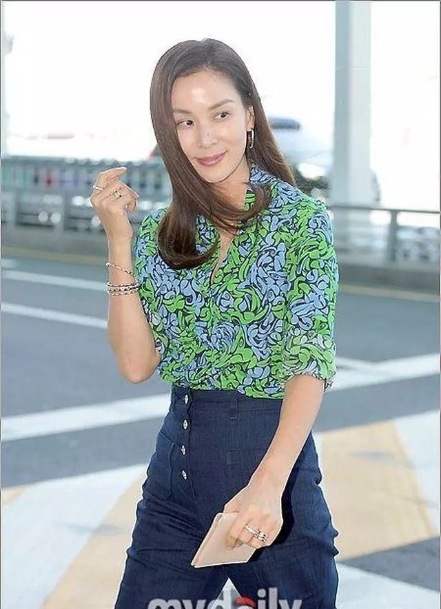 韩国女星高小英现身,穿绿衬衣清新亮丽,身材姣好笑容甜美