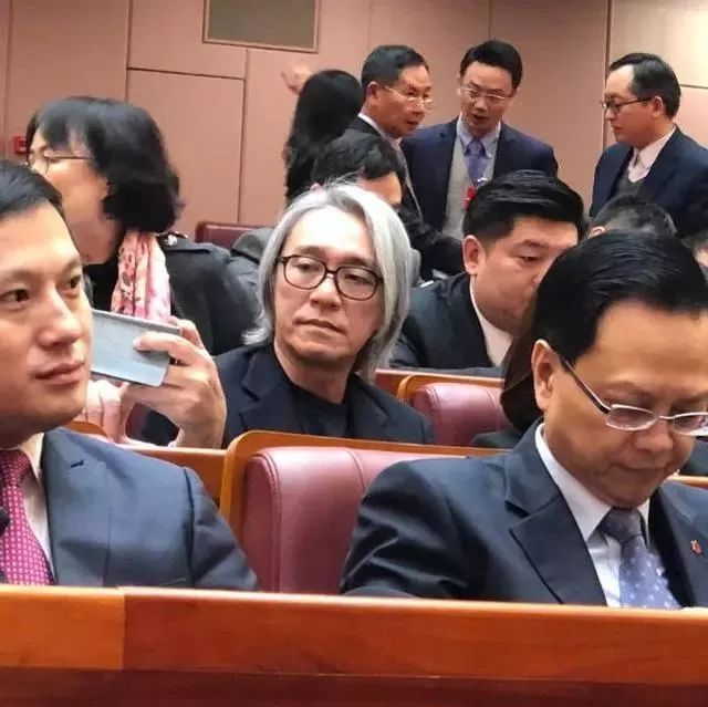 周星驰出席政协会议,满头白发令人心疼!