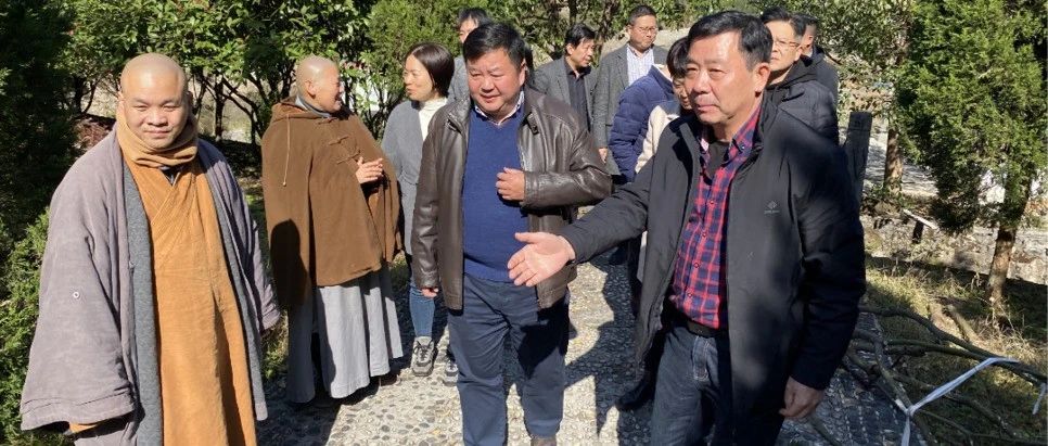 区人大常委会副主任王龙华、民宗局局长李迪华一行调研上官乡大山寺