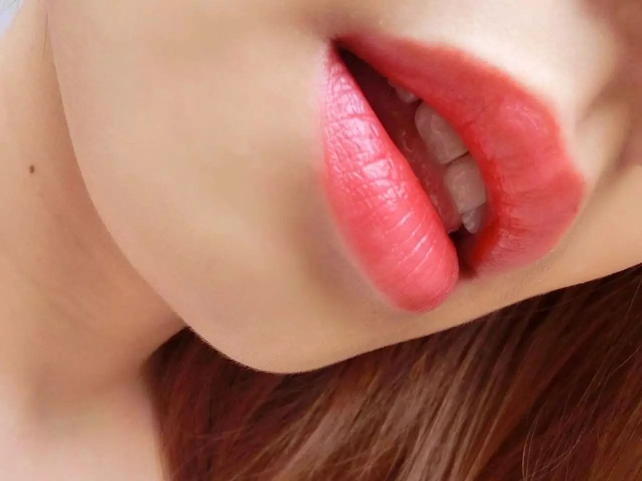 ▼ 杂草君:你歪着头,吐出你柔软性感的小舌头,橘红色的口红凸显了你
