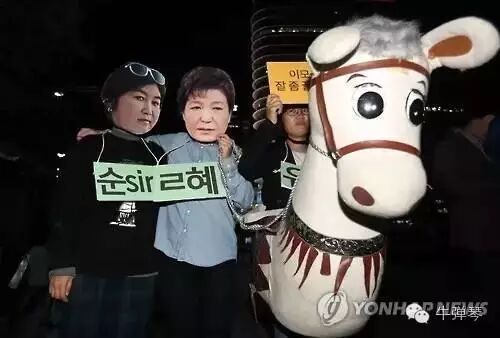一个公开的秘密是，朴槿惠同亲妹妹朴槿令关系生疏隔阂，同崔顺实才亲如姐妹。