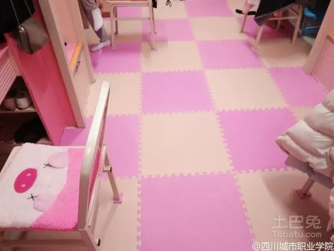 四川城市职业学院的妹子们以独特创意装扮寝室:卡哇伊的遮光布,hello