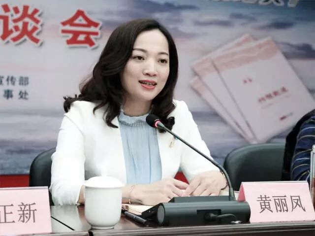 潮南区委常委,宣传部部长黄丽凤向潮南区11个镇(街道)代表赠书.