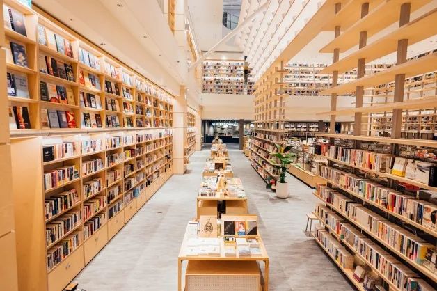 双层空间1500平，3万册书，全球首家挑空设计的茑屋书店开业！