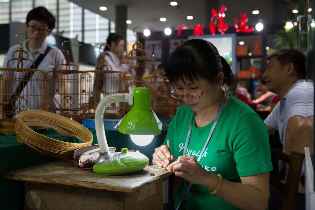 制作鸟笼所用的材料是不易受潮的毛竹,而且必须要使用陈年的毛竹旧料